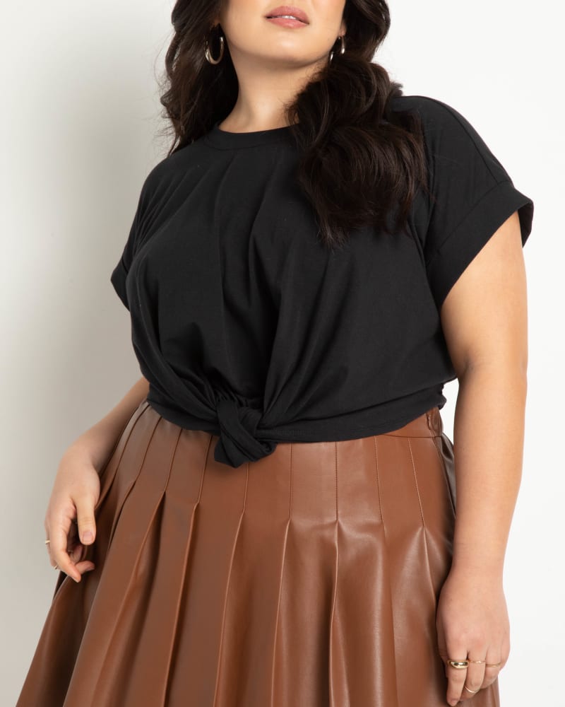 Front of a model wearing a size 26 Knot Front Tee in Black by ELOQUII. | dia_product_style_image_id:272784